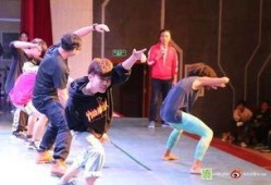 校园跳舞吃瓜,围观群众吃瓜不停