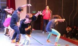 校园跳舞吃瓜,围观群众吃瓜不停