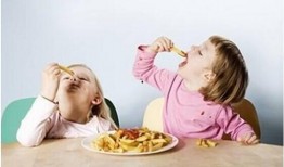 孩子打架爸妈吃瓜,爸妈“吃瓜”现象背后的家庭教育反思