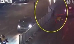 男子为了吃瓜翻护栏,男子为了一口新鲜，勇气可嘉！