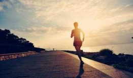 吃瓜窗边做运动,运动养生两不误