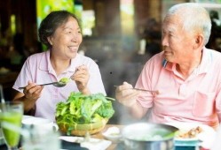 老年人吃瓜,老年人健康饮食新风尚