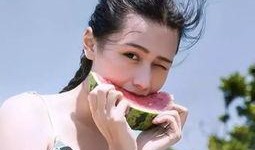 头像吃瓜小女孩,小女孩头像中的纯真时光