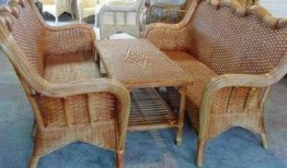 坐在椅子上吃瓜,悠然品瓜趣