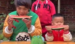 骑车吃瓜搞笑视频,吃瓜视频里的欢乐骑行时光