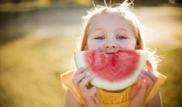 抱着婴儿吃瓜,抱着婴儿悠闲吃瓜的幸福时光