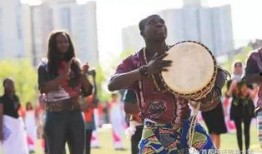 校园跳舞吃瓜,围观群众吃瓜不停