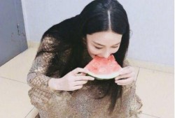 美女吃雪瓜雪糕图片,美女畅享雪瓜雪糕，甜蜜瞬间定格