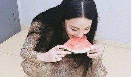 美女吃雪瓜雪糕图片,美女畅享雪瓜雪糕，甜蜜瞬间定格