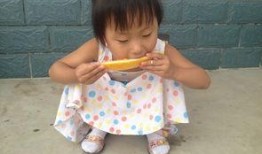 抱着婴儿吃瓜,抱着婴儿悠闲吃瓜的幸福时光
