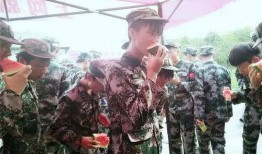 看新生军训吃瓜,吃瓜群众围观青春风采