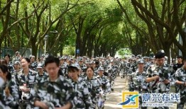 军训女吃瓜,揭秘军营里的欢乐时光