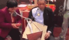 模特兜儿gif吃大瓜,趣味横生演绎网络潮流