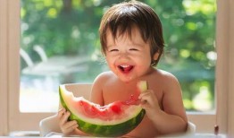 夏天吃瓜男孩,吃瓜男孩的清凉时光