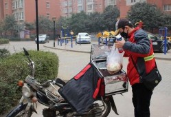 武汉外卖小哥吃瓜事件,武汉街头一幕引发社会热议