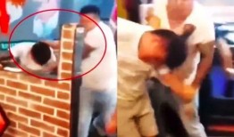 小伙吃瓜看打架